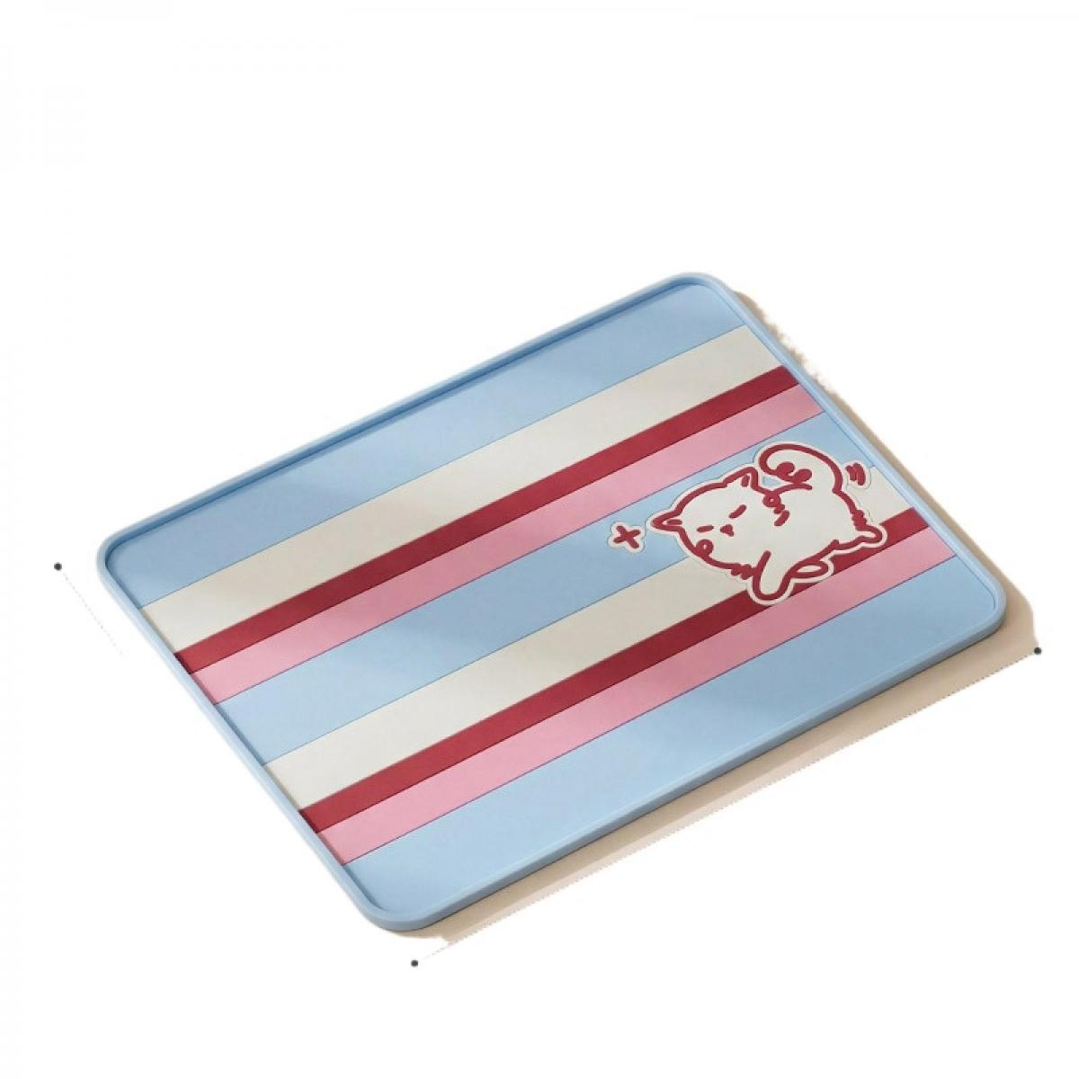 Eine blaue Matte mit horizontalen Streifen in Weiß, Pink und Rot. Ein weißes Kätzchen-Muster.