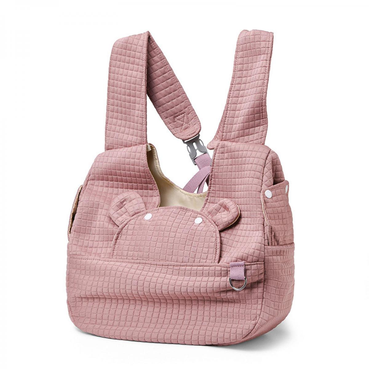 Eine rosa Babytrage mit Bärenohren und Schnallen, auf weißem Hintergrund.