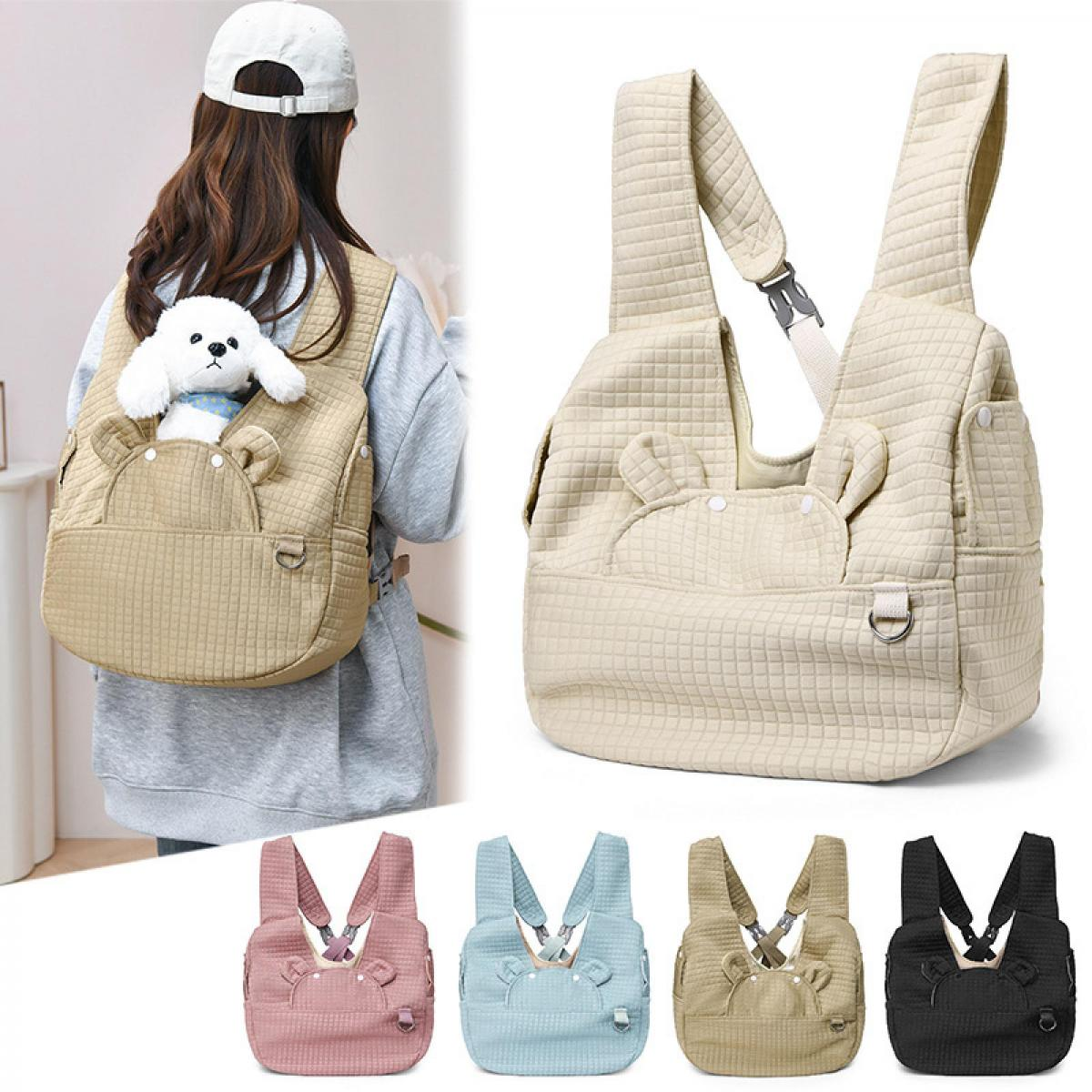 Ein Hundetragebeutel aus gestepptem Stoff mit Ohren, in Beige, Rosa, Blau und Schwarz.
