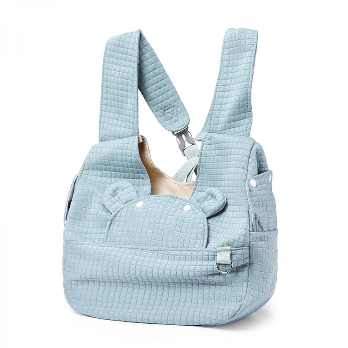 Ein hellblauer Rucksack mit Teddybär-Ohren und Riemen, auf weißem Hintergrund.