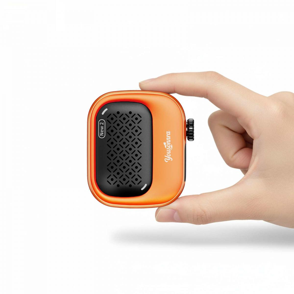 Eine Hand hält einen orange-schwarzen Luftreiniger, beschriftet mit "Yousonnra" und "New 2", vor weißem Hintergrund.