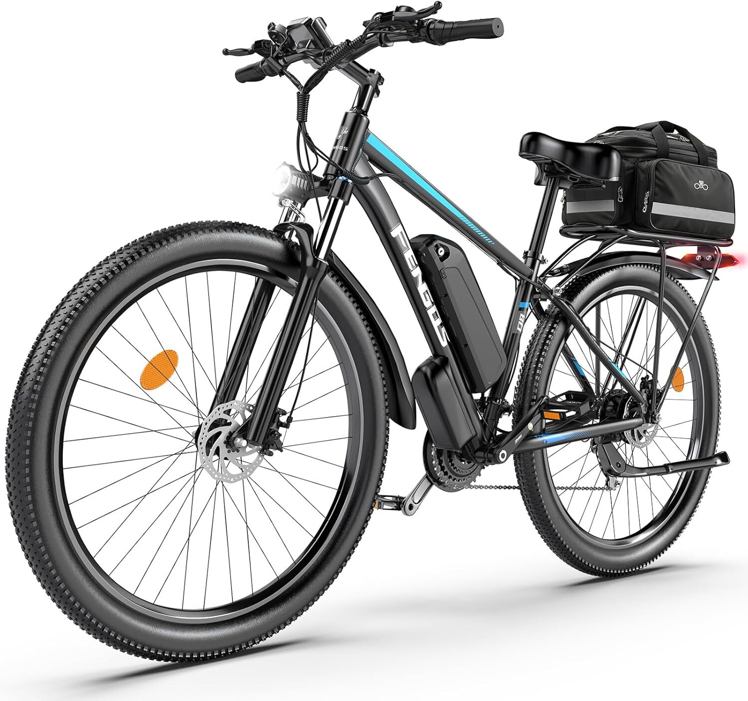 Una bicicleta eléctrica negra con bolsa trasera y batería, fondo blanco.