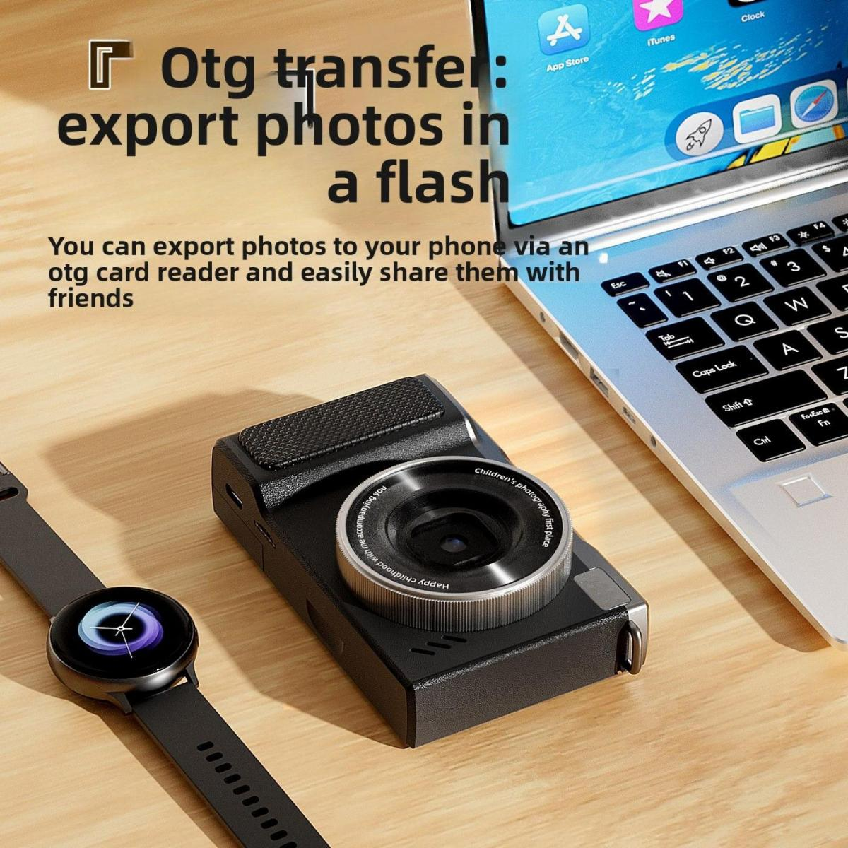 Eine schwarze Digitalkamera und Smartwatch liegen auf einer Holzoberfläche neben einem geöffneten Laptop mit App-Symbolen.