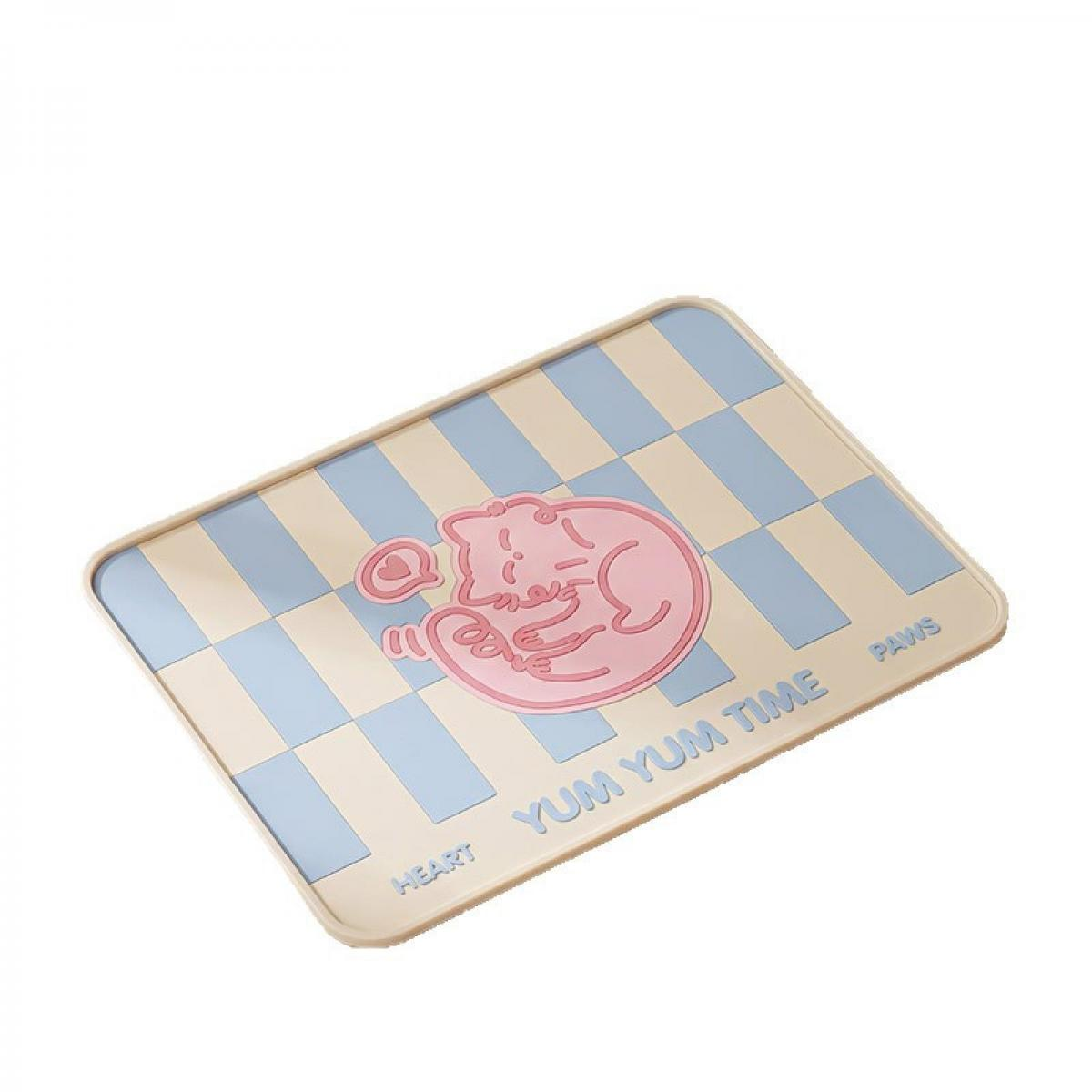 Rechteckige Matte mit hellblauem und beigem Schachbrettmuster, rosa schlafender Katze und Text: „YUM YUM TIME“.