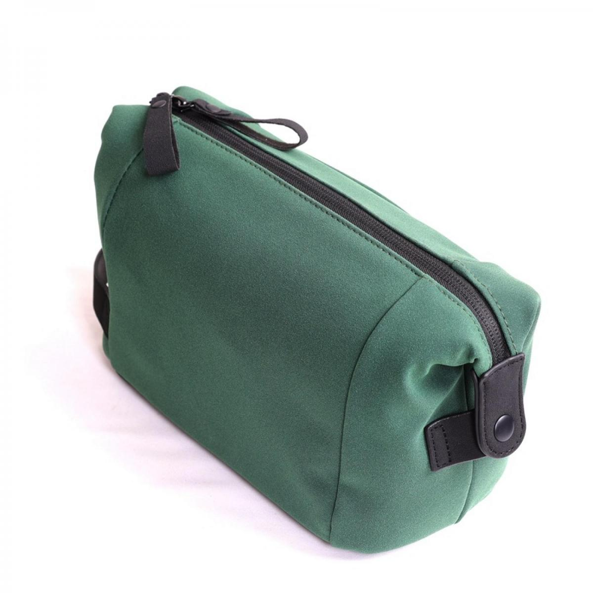 Eine dunkelgrüne, rechteckige Kulturtasche mit schwarzem Reißverschluss und lederähnlichen Zippern, isoliert auf weißem Hintergrund.