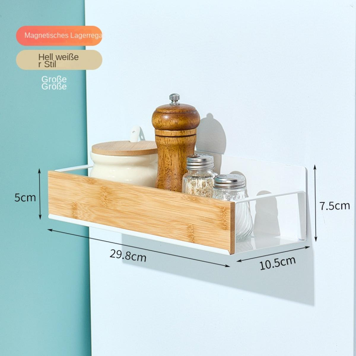 Ein Holzregal mit Gewürzstreuern und Mühle auf weißer Wand.