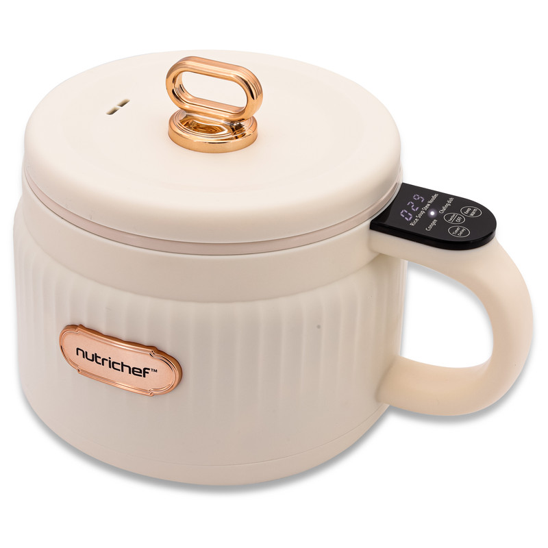 Beige Kochtopf mit digitaler Anzeige und goldenem Griff.