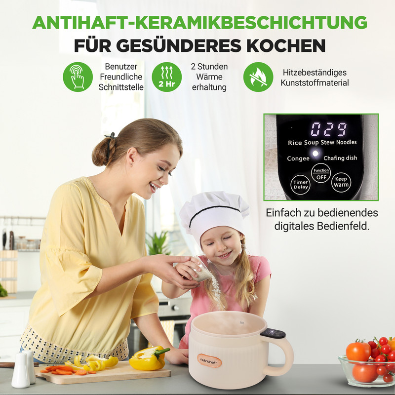 Eine Frau und ein Kind sind in einer Küche und füllen Reis in einen Nutrichef Reiskocher. Text hebt Funktionen hervor.