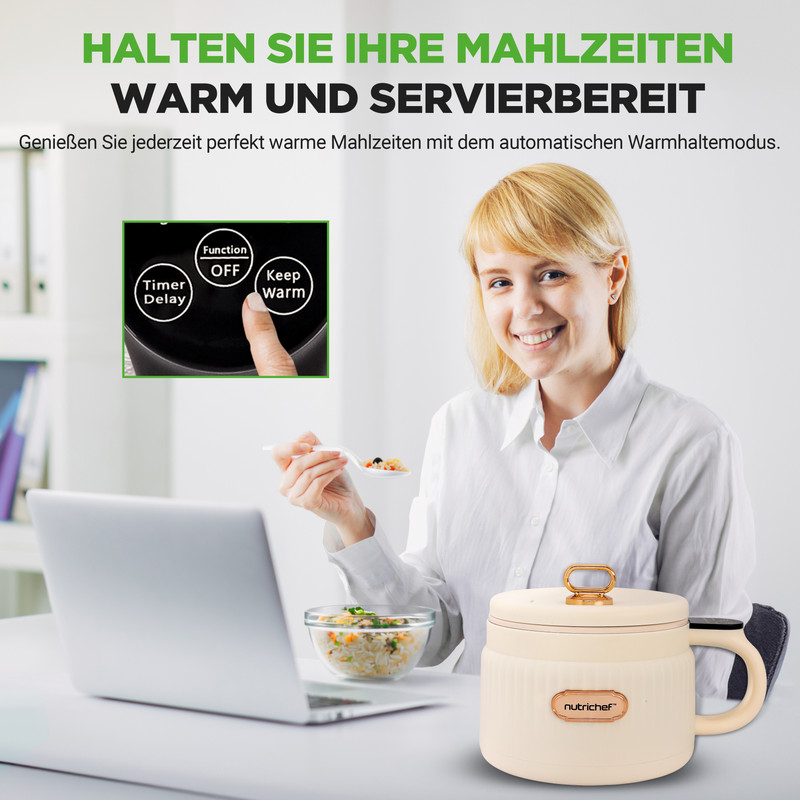 Frau isst, ein Laptop und ein Becher stehen auf einem Schreibtisch.