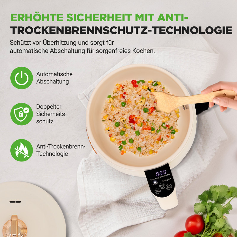 Eine Hand rührt gebratenen Reis in einem weißen elektrischen Kochtopf, mit Sicherheitssymbolen links.