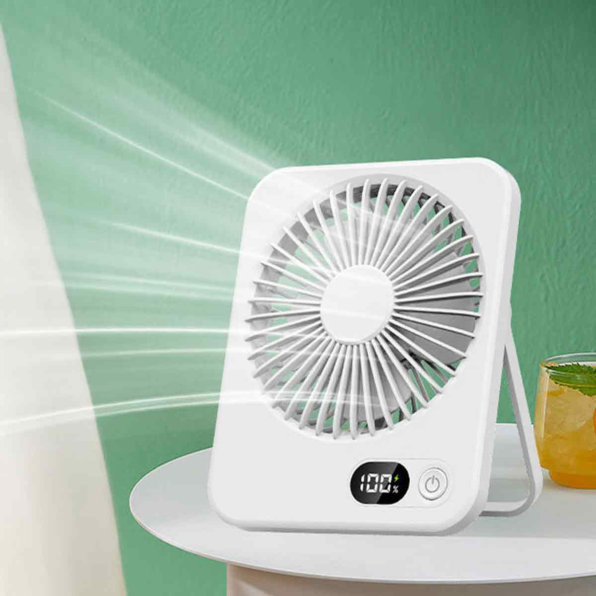 Ein weißer tragbarer Ventilator mit Digitalanzeige (100%) steht auf einem Tisch.