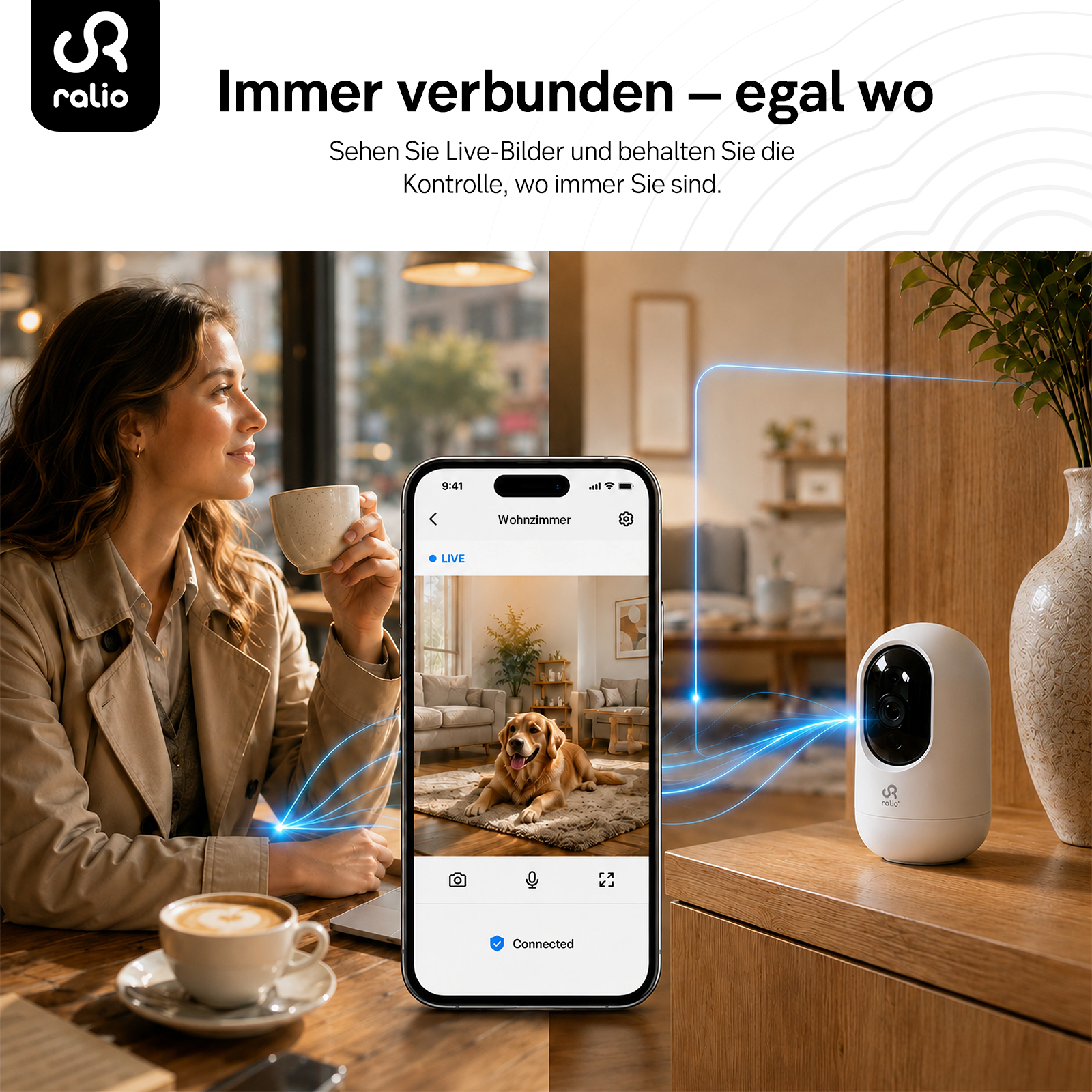 Frau mit Kaffee schaut auf Handy, das Hund im Wohnzimmer zeigt. Kamera verbunden.