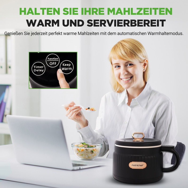 Eine Frau isst und lächelt, während neben einem Laptop ein warmer Speisenbehälter steht.