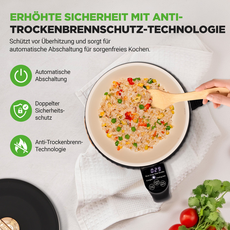 Eine Person rührt gebratenen Reis mit einem Holzlöffel in einer Pfanne mit Digitalanzeige auf einem weißen Tuch mit Tomaten.