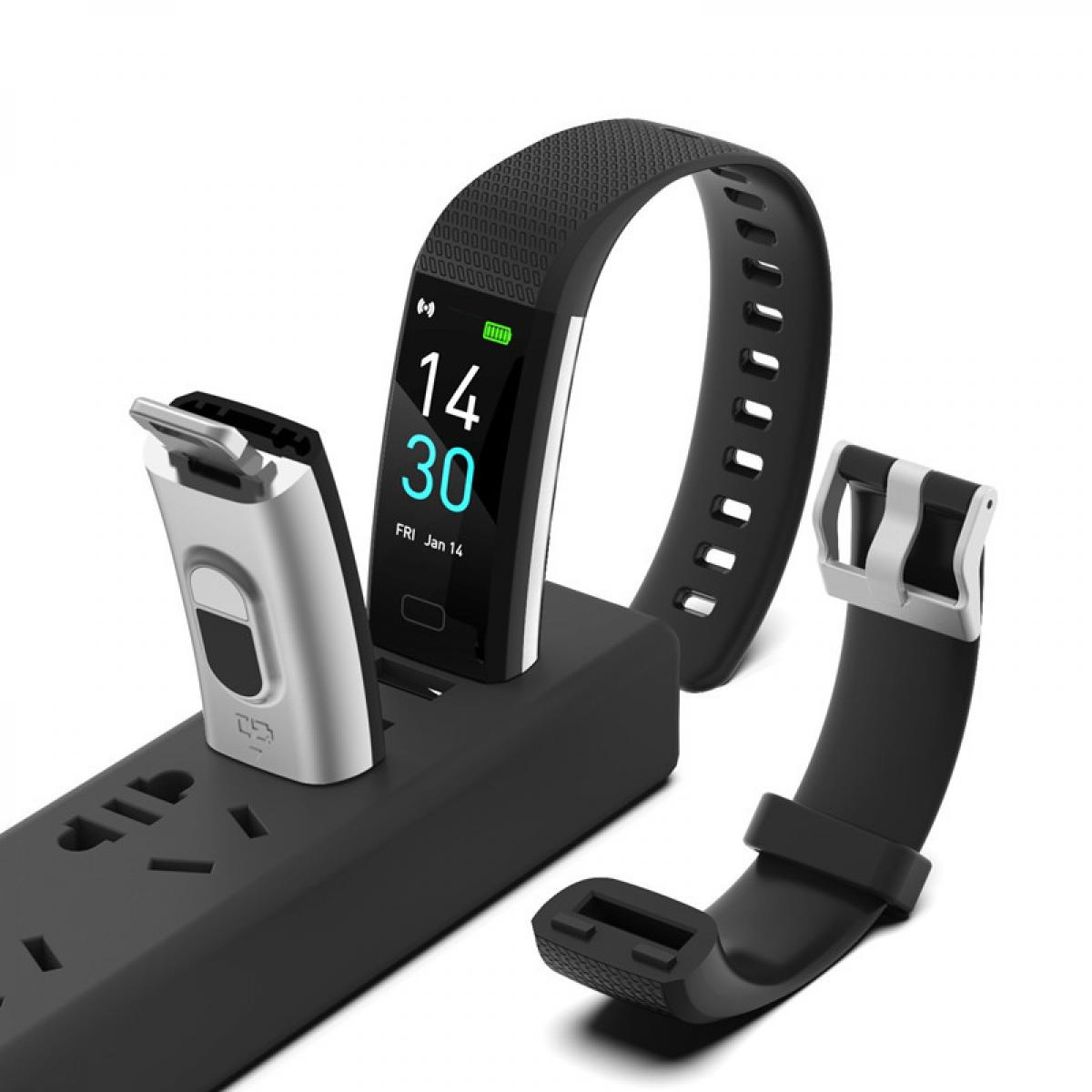 Ein schwarzes Fitnessarmband mit Ladeadapter auf einer Steckdosenleiste.