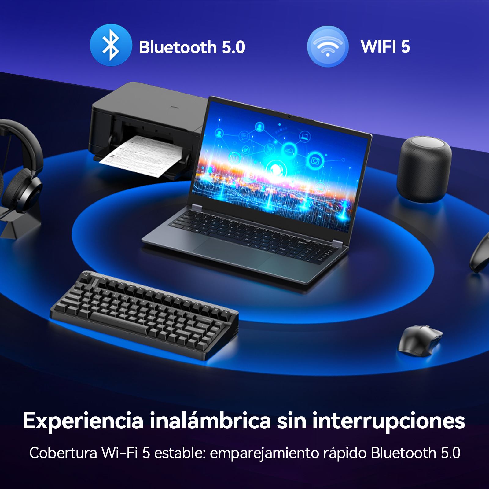 Un portátil, impresora, teclado, ratón, auriculares y altavoz sobre fondo azul.