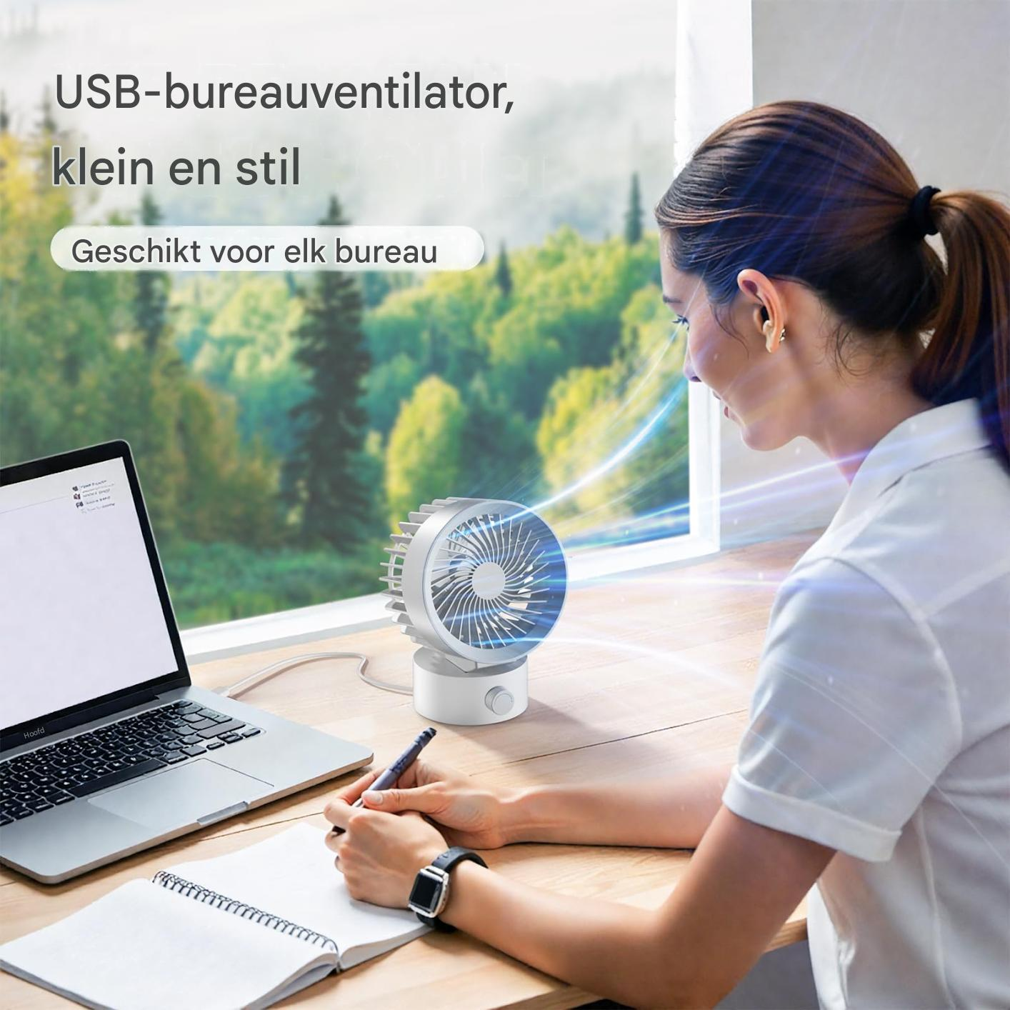 Eine Frau arbeitet an einem Holztisch mit einem Laptop und einem weißen USB-Ventilator, während sie in ein Notizbuch schreibt.