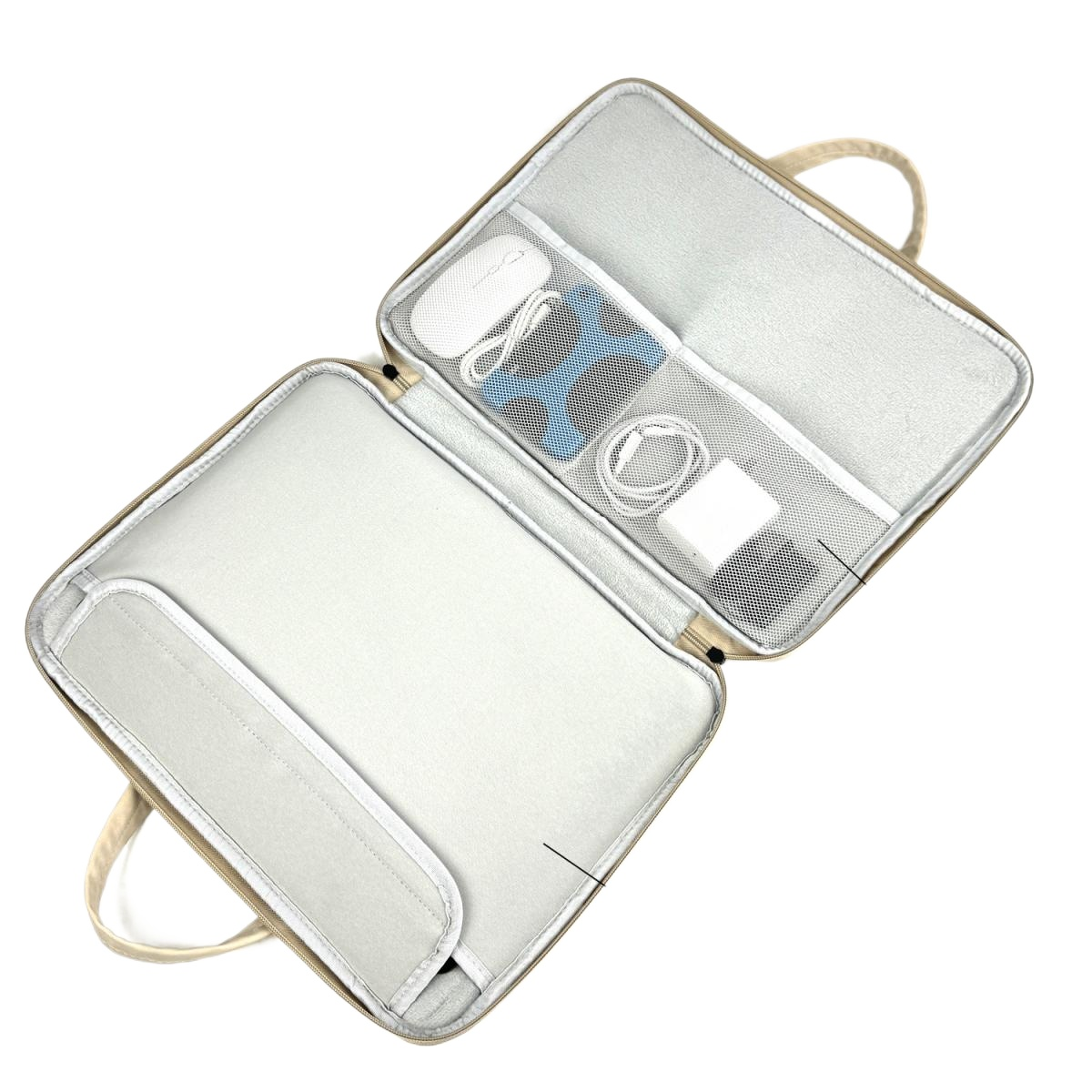 Offene beige Laptoptasche mit Zubehör: Maus, Ladekabel, Netzteil.