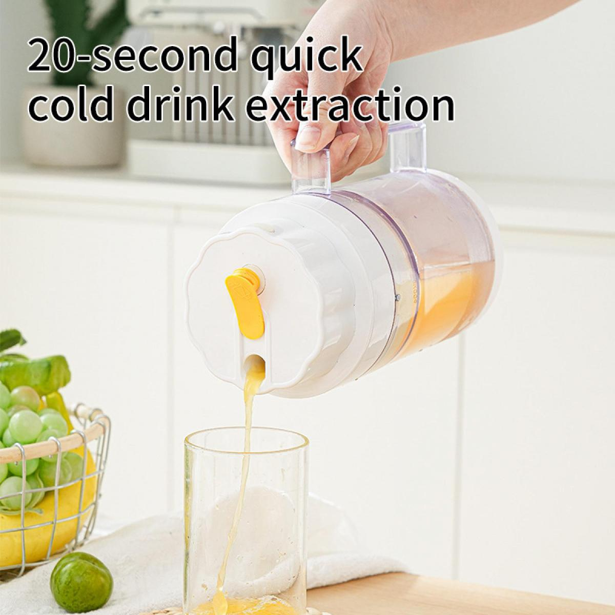 Ein Behälter kippt und gießt gelbes Getränk in ein Glas.