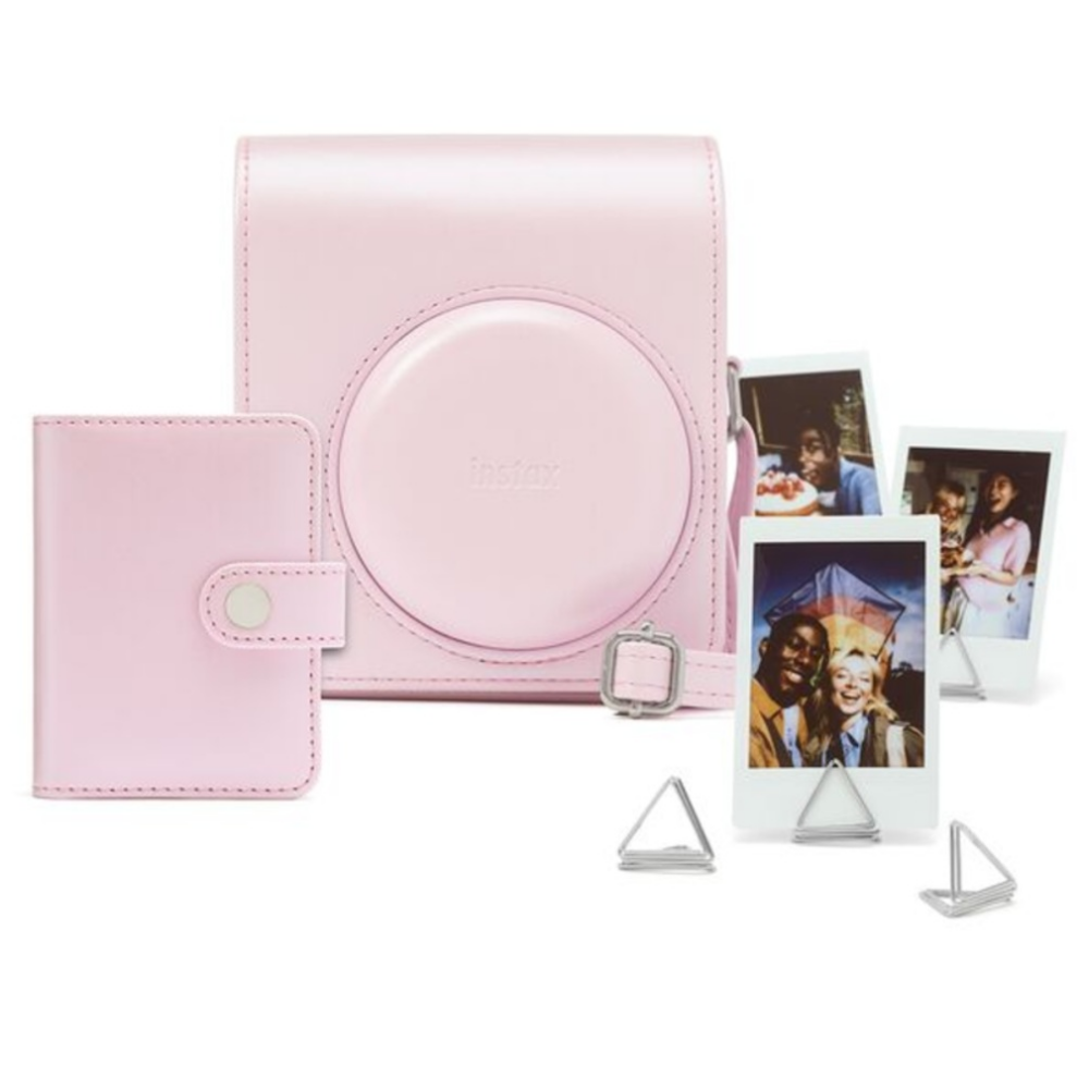 Una funda de cámara Instax rosa con álbum y fotos a juego.