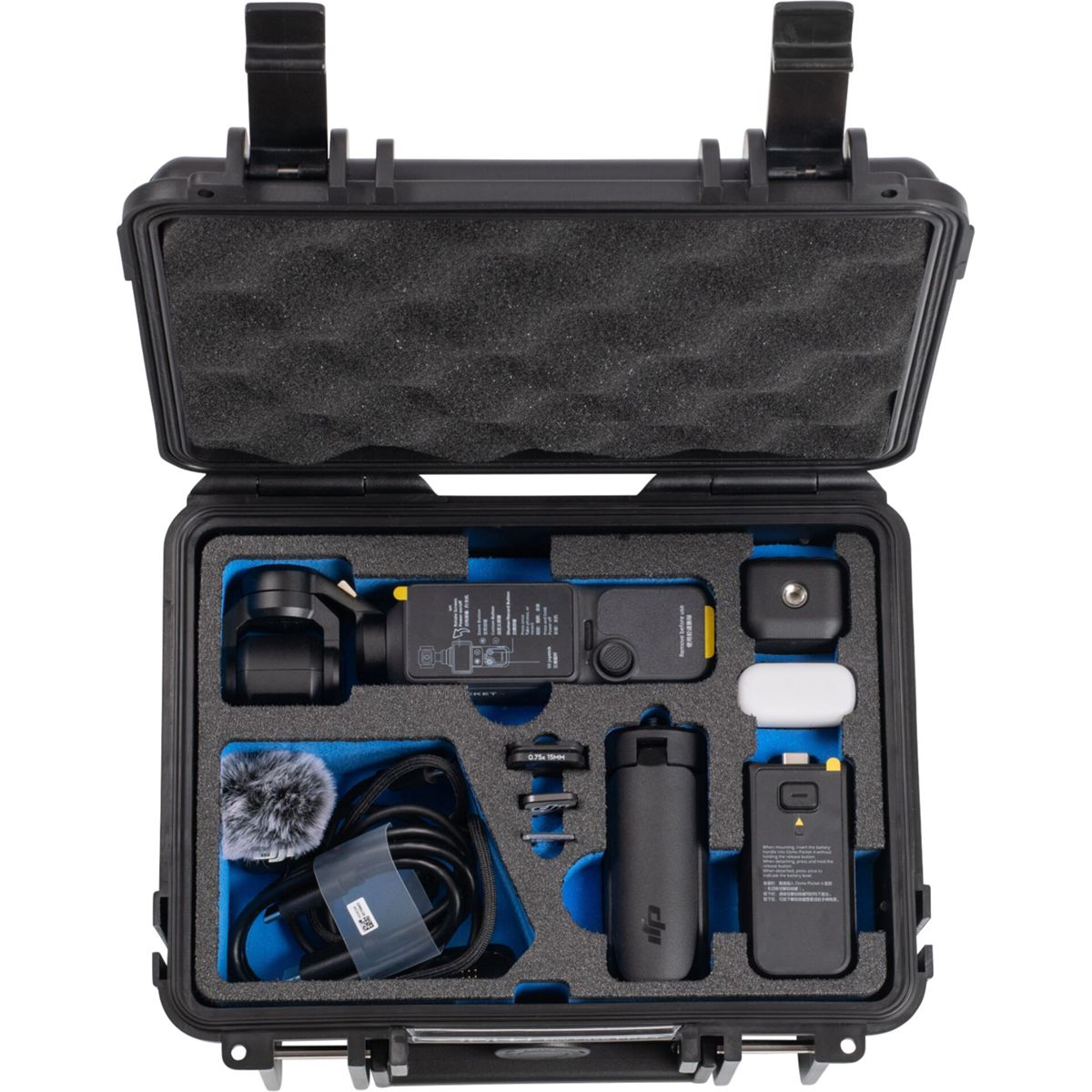 Ein schwarzer Koffer mit Kamerazubehör, darunter ein Gimbal, Mikrofon und Kabel.