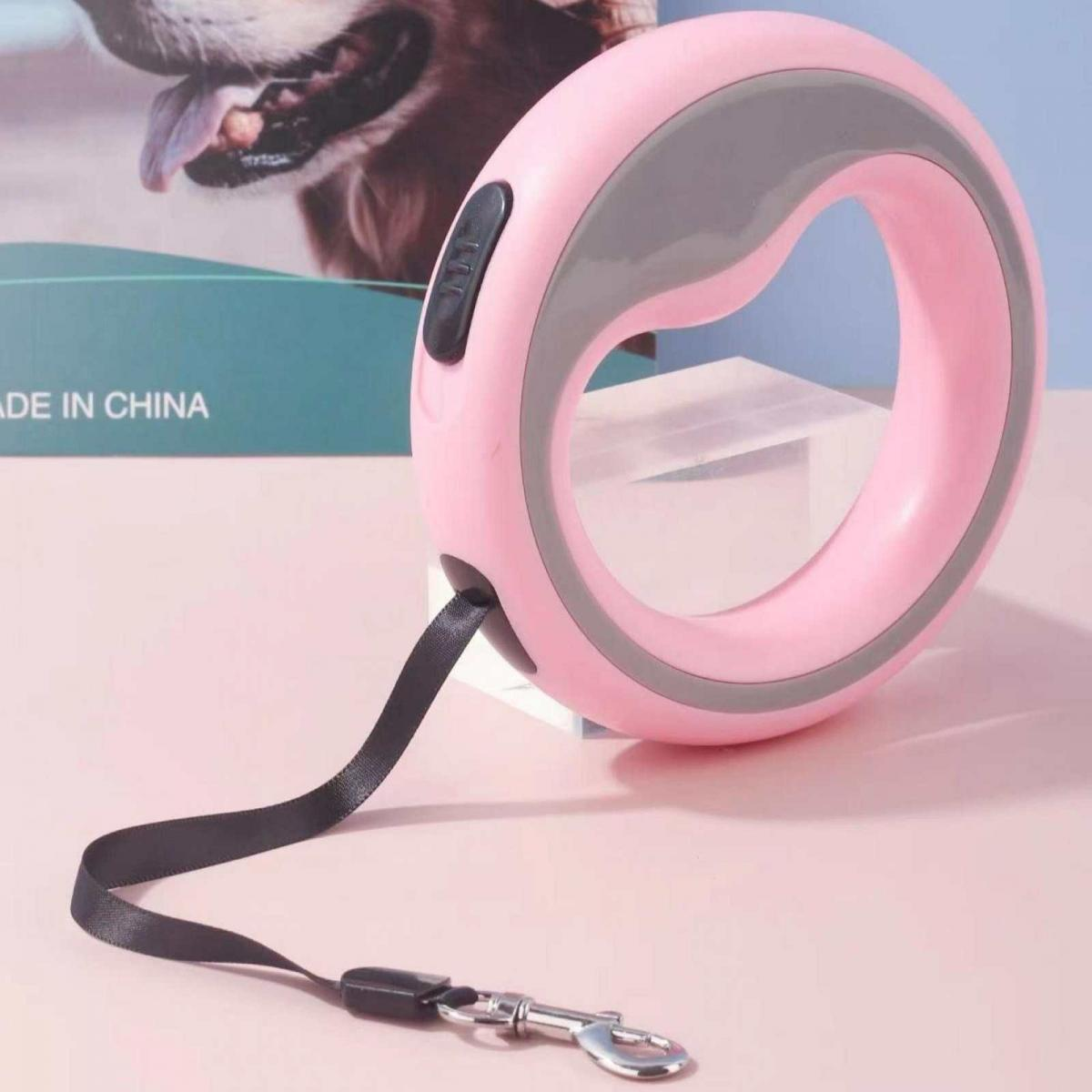 Ein rosa Hundeleinenroller mit einem schwarzen Band und einem Metallclip.