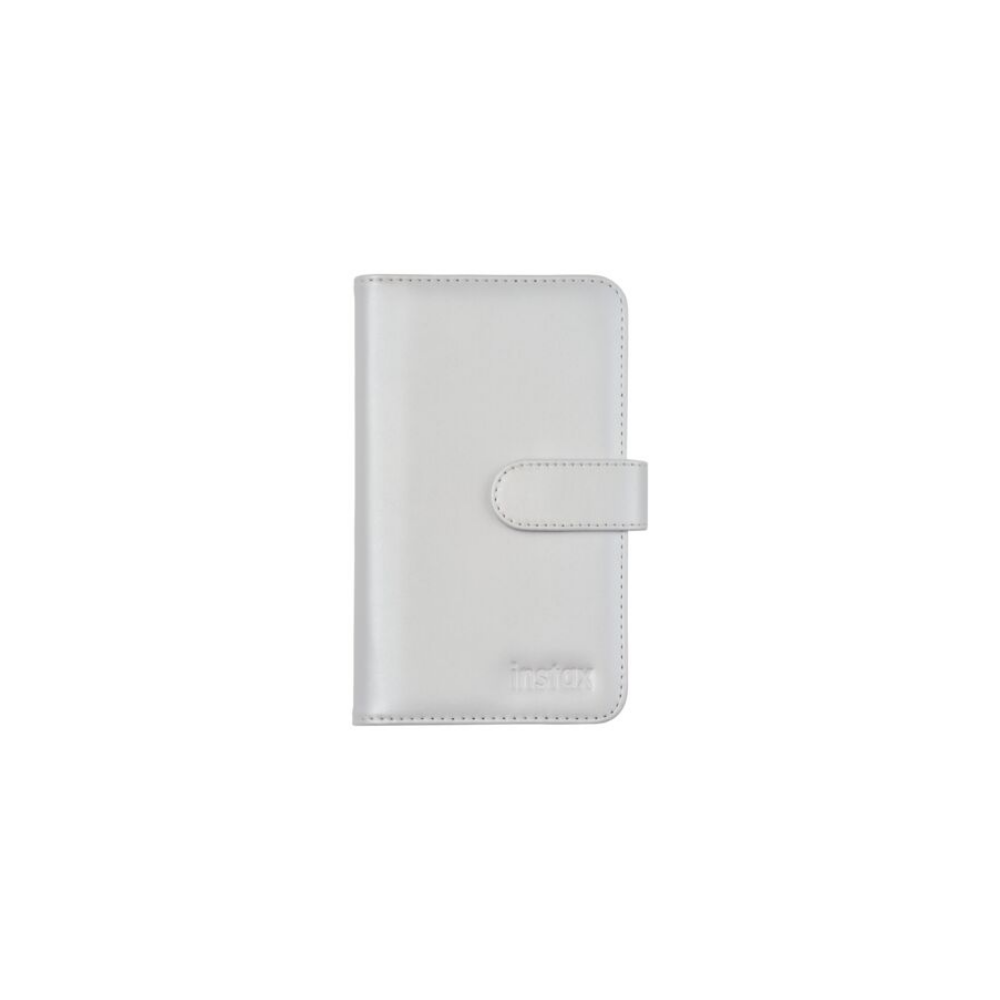 Beyaz arka plan üzerinde çıtçıtlı beyaz Instax kamera çantası.
