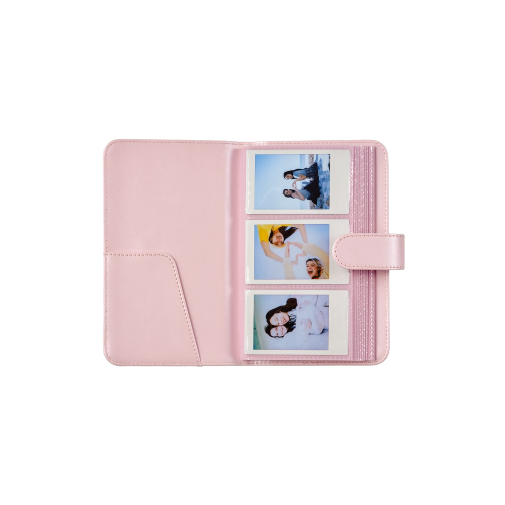 Genç kadınların üç anlık fotoğrafını tutan pembe bir fotoğraf albümü.