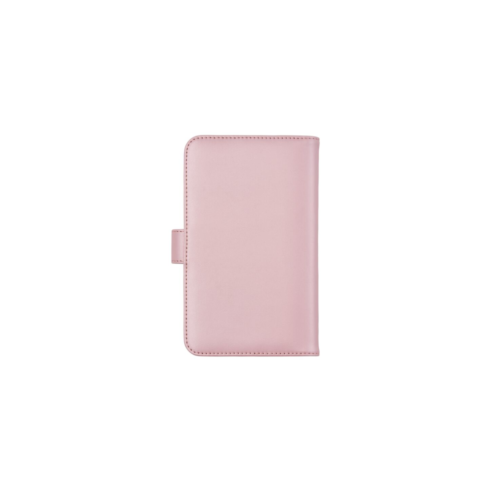 Kapalı, açık pembe, kayış kapamalı bir defter.