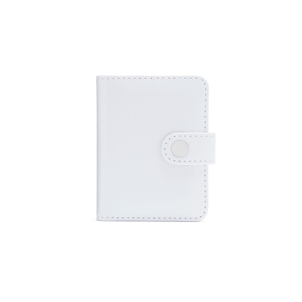 Un cuaderno blanco cerrado con cierre de botón a presión.