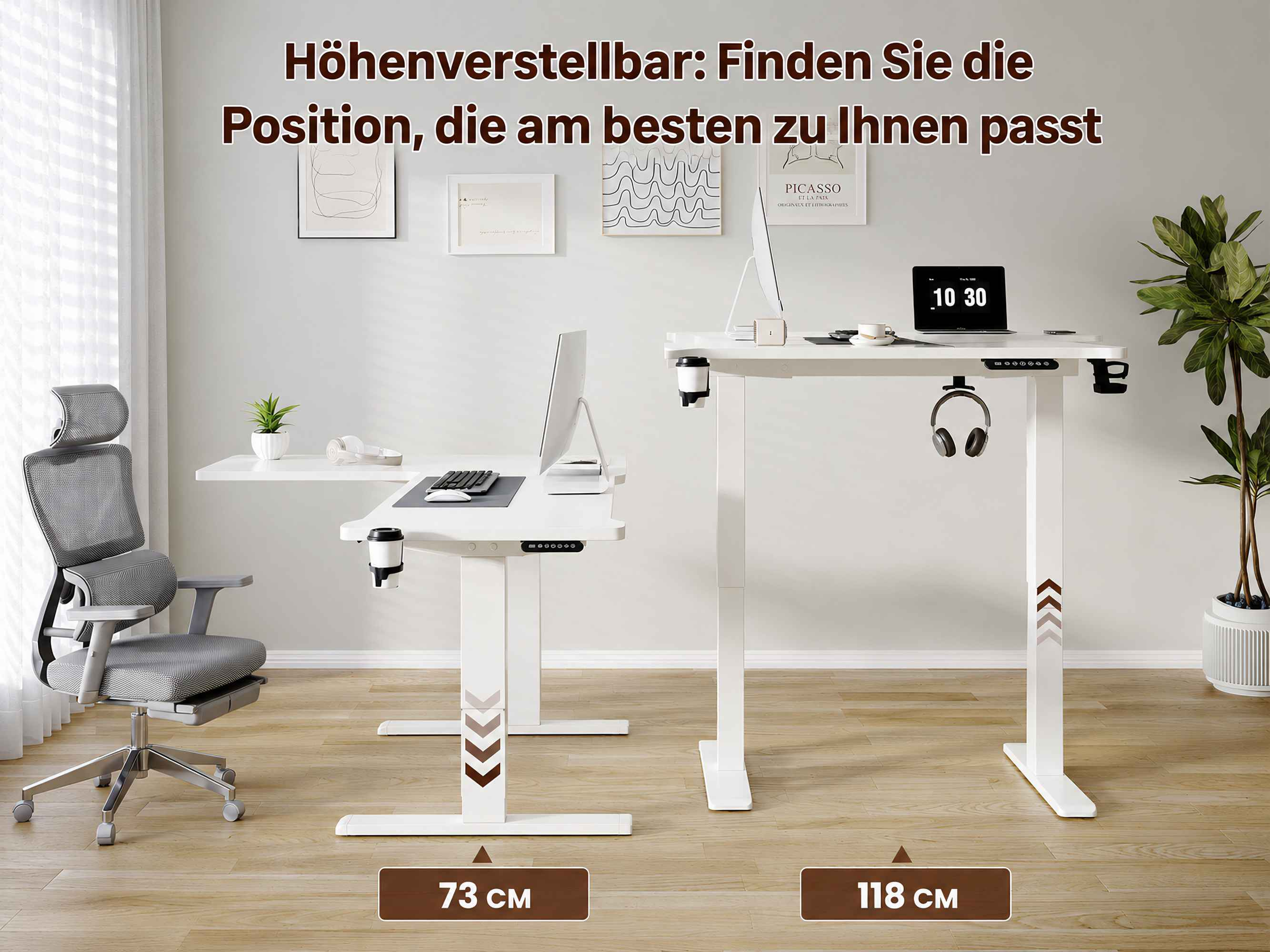 Ein höhenverstellbarer Schreibtisch mit Stuhl, Computer und Pflanzen.