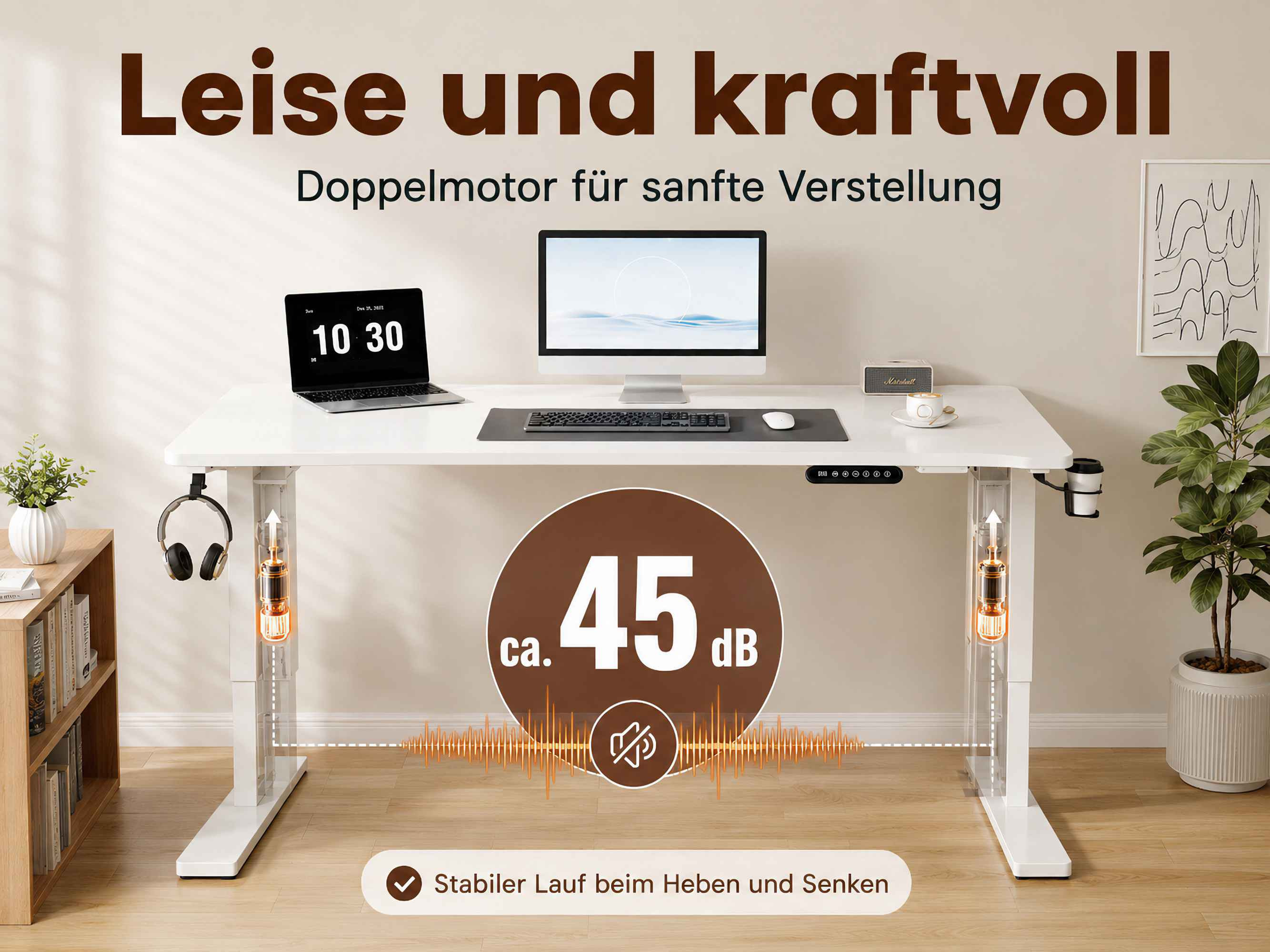 Ein weißer verstellbarer Schreibtisch mit Laptop, Monitor, Tastatur, Maus und Kaffeetasse, daneben ein Bücherregal und eine Pflanze.