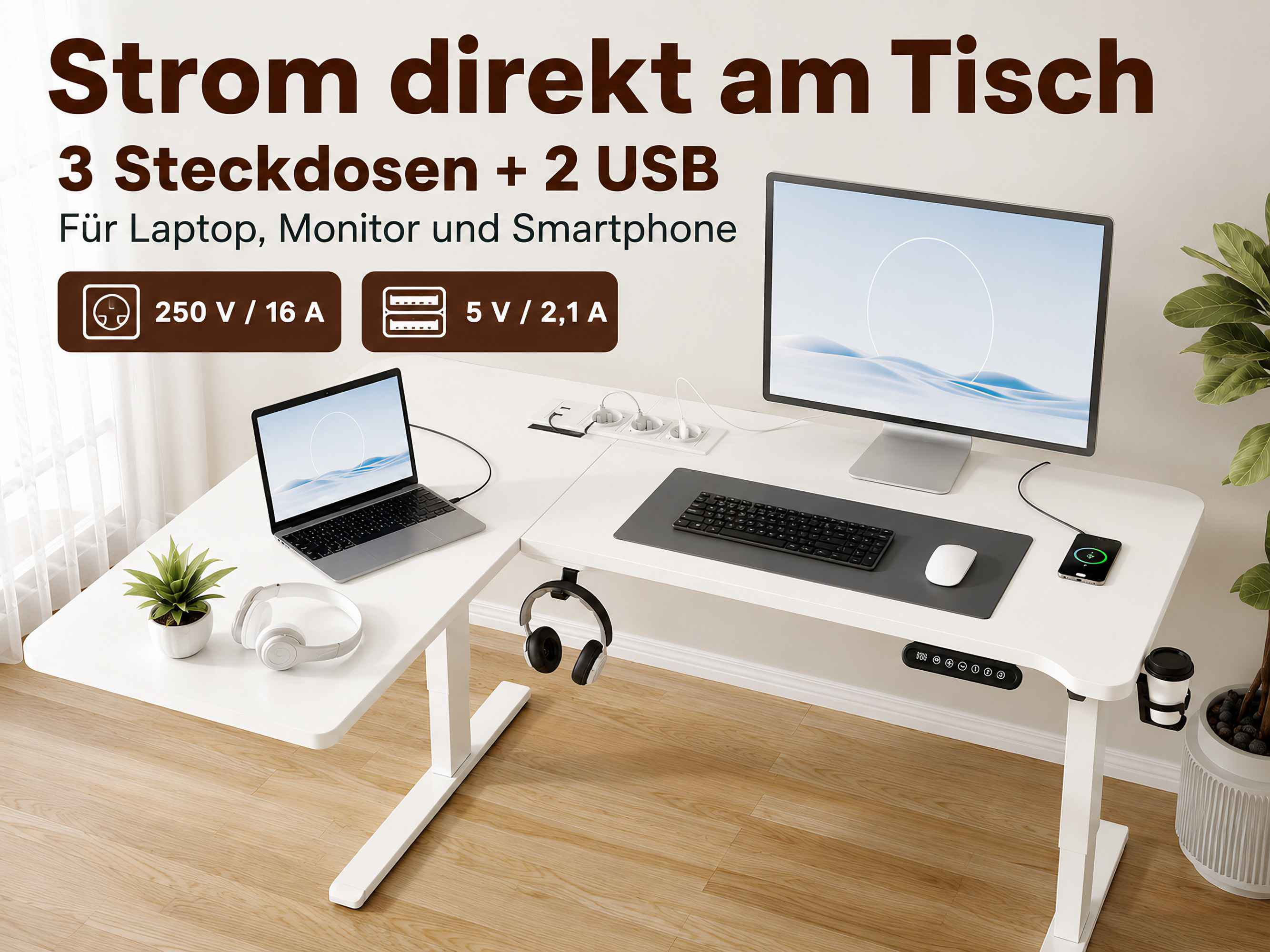 Ein weißer Schreibtisch mit Laptop, Monitor, Tastatur, Maus und Kopfhörern.