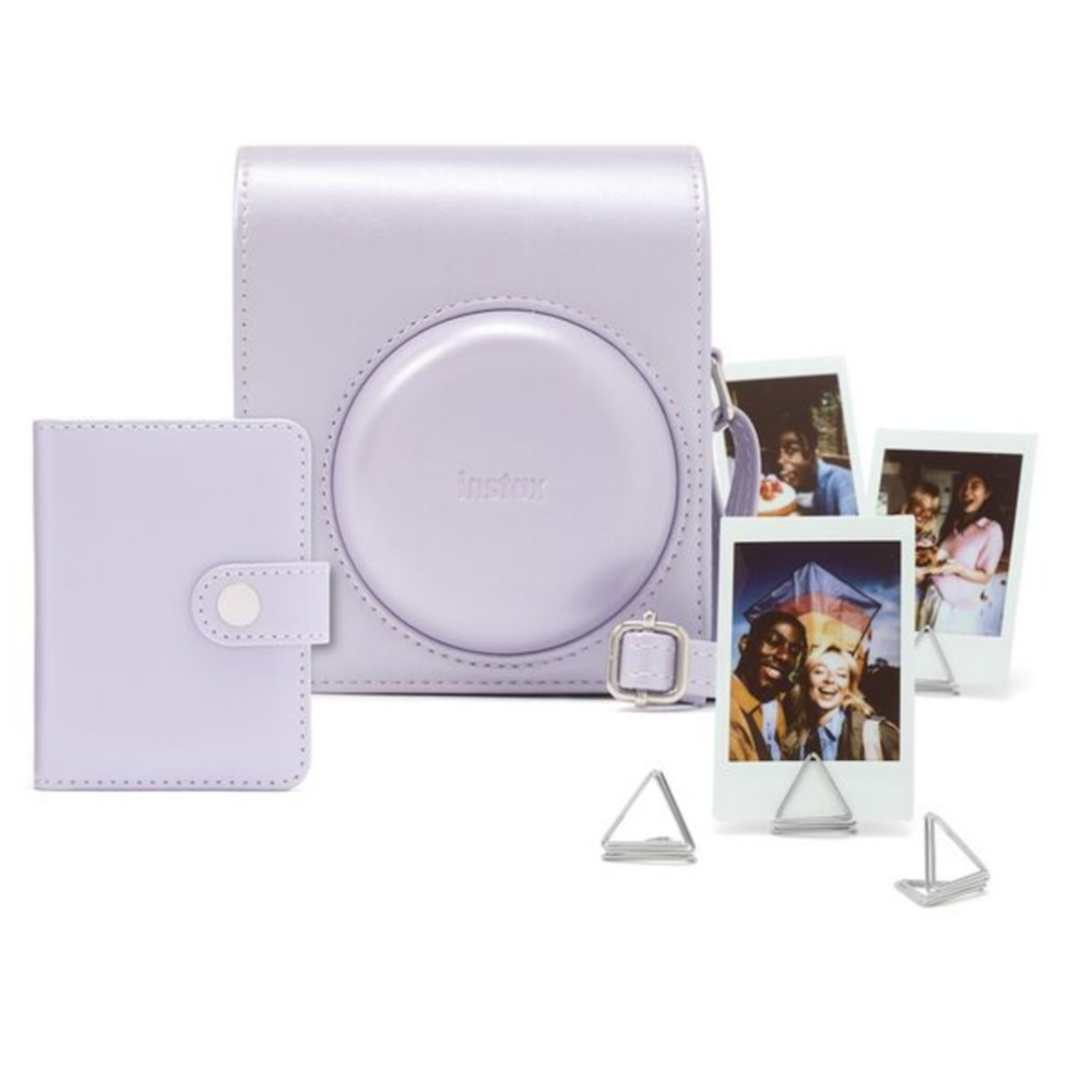 Funda de cámara lavanda, mini álbum de fotos y fotos Instax sobre fondo blanco.