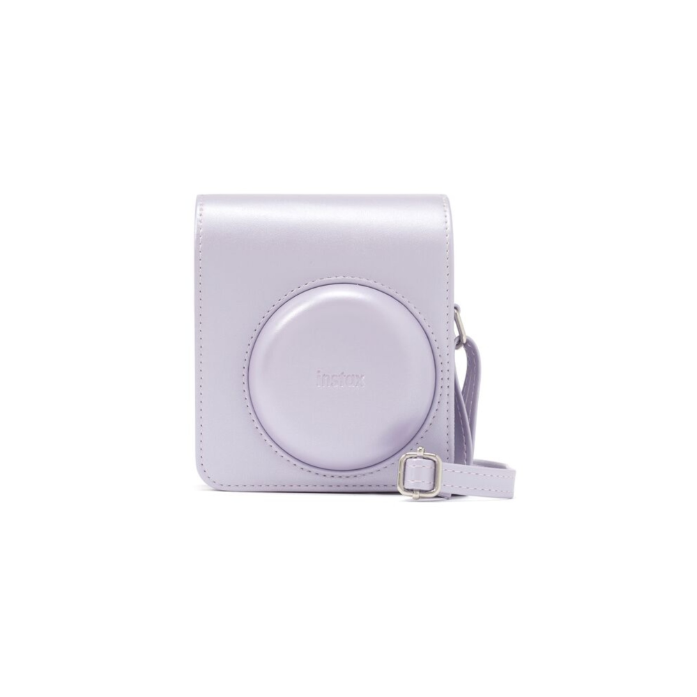 Una funda de cámara Instax de color morado claro con un bolsillo frontal circular, una correa delgada y una hebilla plateada sobre fondo blanco.