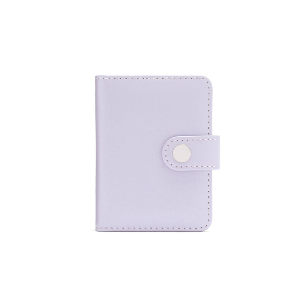 Un cuaderno lila con cierre de botón a presión.