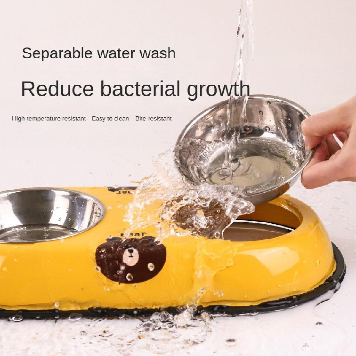 Gelber Futternapf mit Bärenaufdruck, wird mit Wasser abgespült.