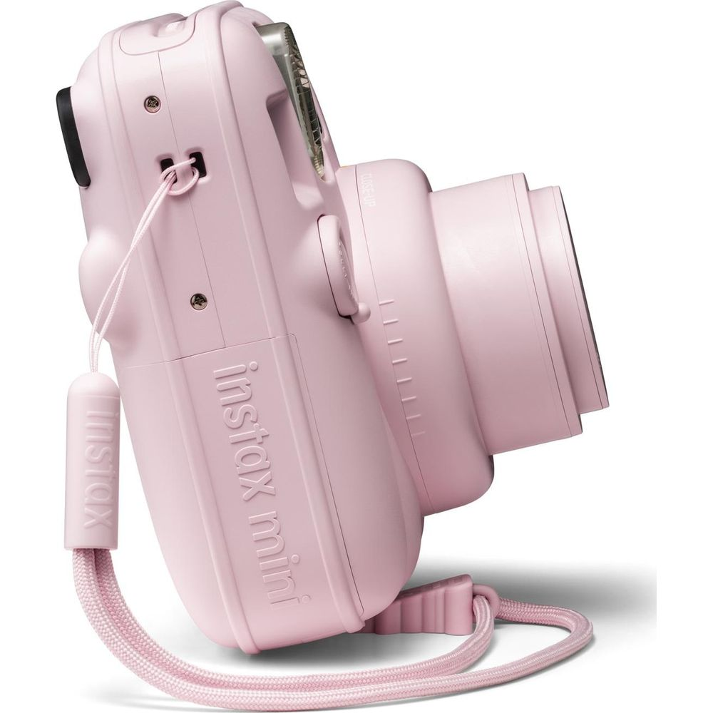 Eine rosafarbene Instax Mini Sofortbildkamera mit einem Trageriemen.