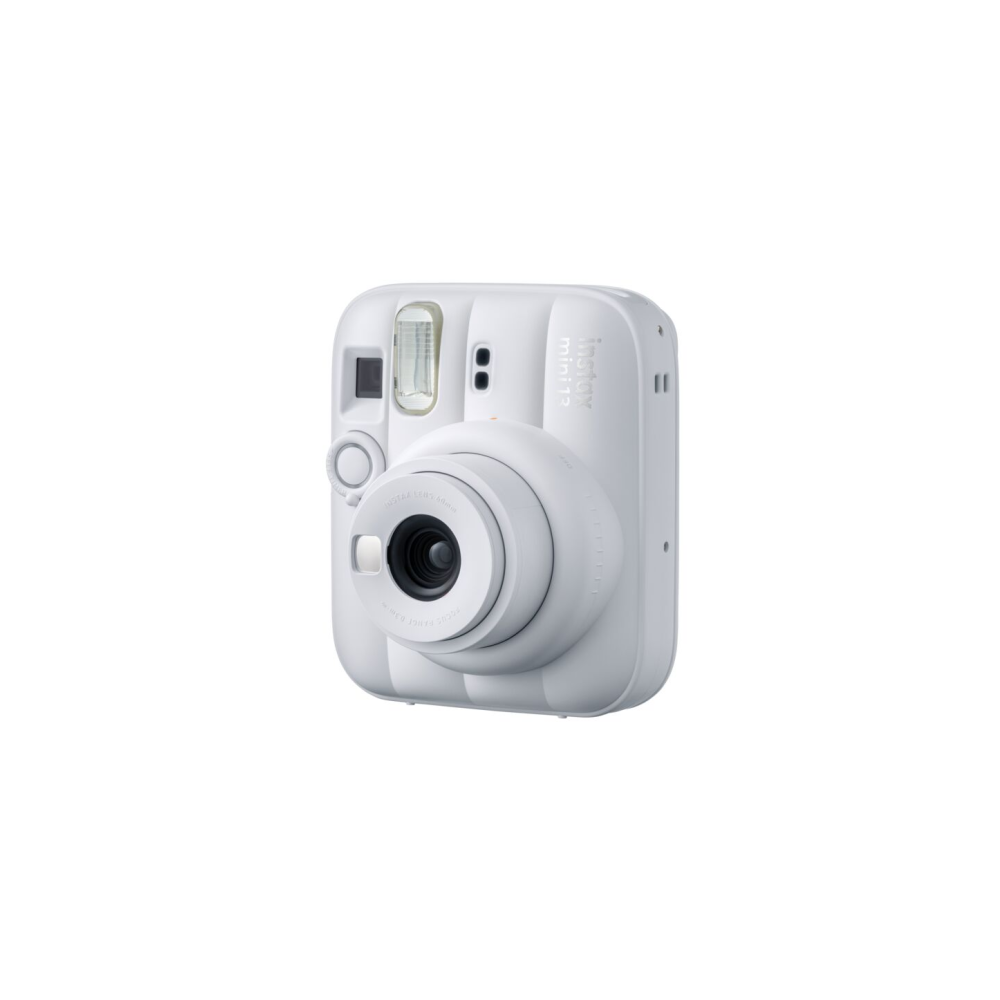 Eine weiße Fujifilm Instax Mini 12 Kamera mit Objektiv und Blitz.