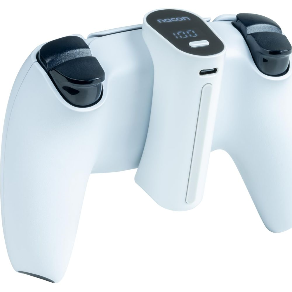 Un mando Nacon blanco con pantalla digital que muestra 100.