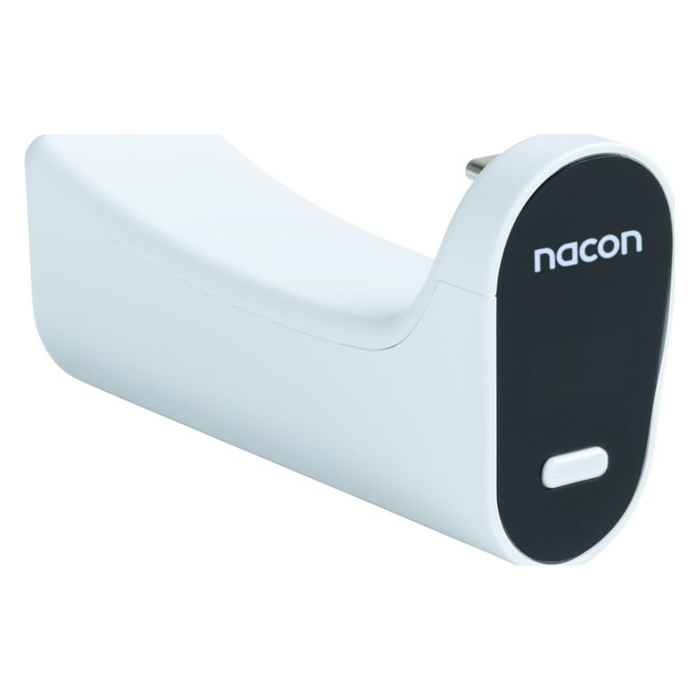 Un dispositivo Nacon blanco con frontal negro y un botón.