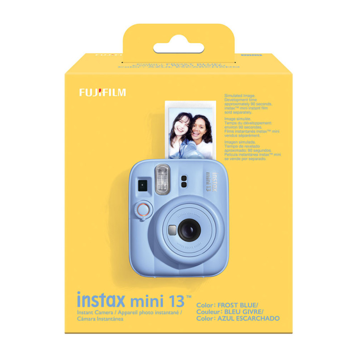 Eine hellblaue Fujifilm Instax Mini 13 Kamera auf einer gelben Box, mit einem kleinen Foto von zwei lächelnden Frauen.