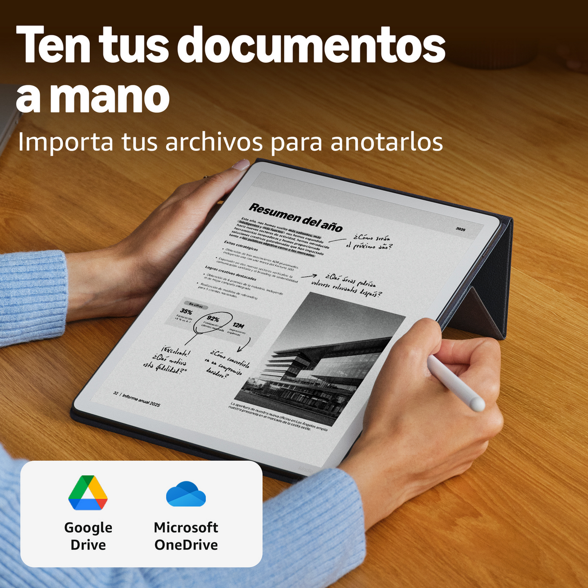 Persona sosteniendo tableta con informe anual. Logos de Google y OneDrive abajo.