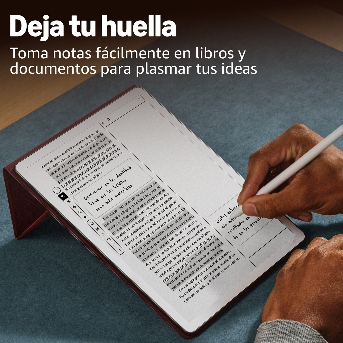 Una persona escribe con un lápiz óptico en un e-reader apoyado en un soporte.