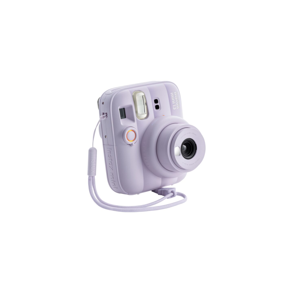 Eine lavendelfarbene Instax Mini 13 Sofortbildkamera mit Handschlaufe, auf weißem Hintergrund.