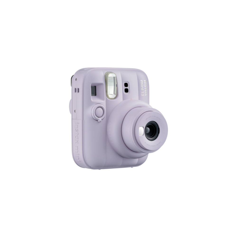 Eine hellviolette Instax Mini 12 Sofortbildkamera ist schräg auf weißem Hintergrund dargestellt und zeigt Objektiv, Blitz und Bedienelemente.