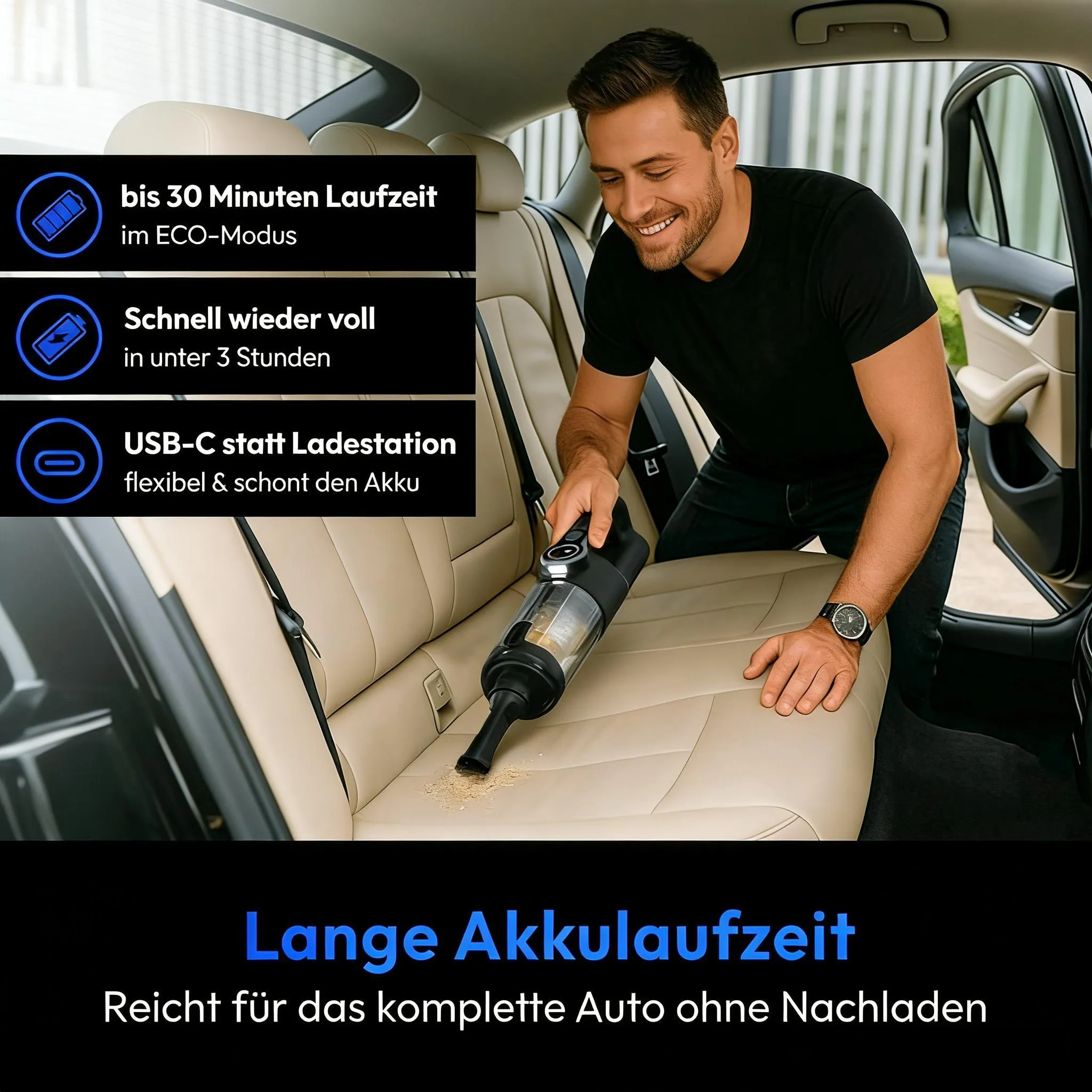 Ein Mann saugt den beigen Innenraum eines Autos mit einem schwarzen Handstaubsauger, Textüberlagerungen beschreiben Funktionen.