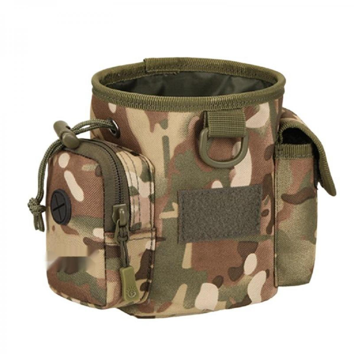 Eine taktische Tarn-Tasche mit offener Oberseite, Seitentaschen und einer vorderen Reißverschlusstasche auf weißem Hintergrund.
