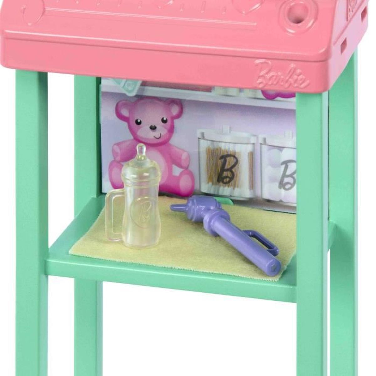 Een roze Barbie babypop accessoire set met fles, teddybeer en paars speeltje.