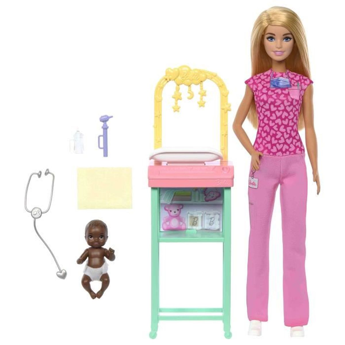 Barbie als verpleegster met babyweegschaal, baby en accessoires tegen witte achtergrond.
